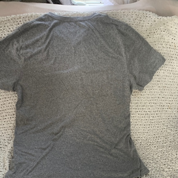 Old Navy Men's Heather Gray V-Neck Short Sleeve Tee - Picture 4 of 5